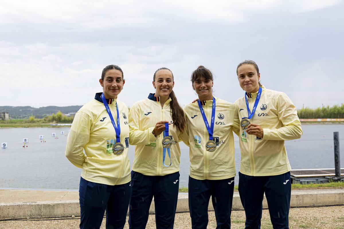 Sara Ouzande y Lucía Val, tercera y cuarta por la izquierda, con el oro del pasado Europeo.