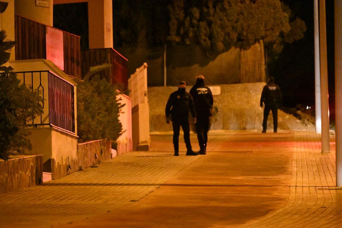 Alarma en una urbanización de La Marina en Elche por el hallazgo de dos hombres muertos