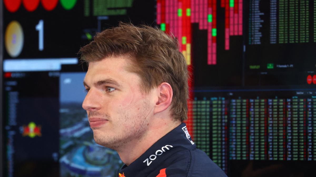 Max Verstappen en el garaje, después de los entrenamientos.