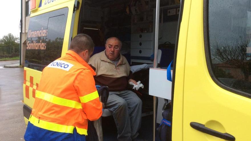 El hombre herido en el momento de ser trasladado en ambulancia.// Santos Álvarez