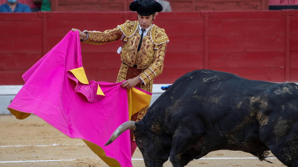 El diestro Morante de la Puebla en su primer toro de la tarde durante la Feria de San Lucas de Jaén, este sábado.