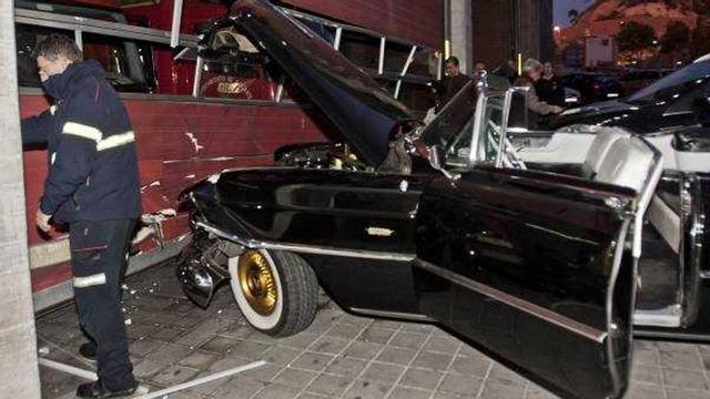 El coche, empotrado contra el parque de bomberos.