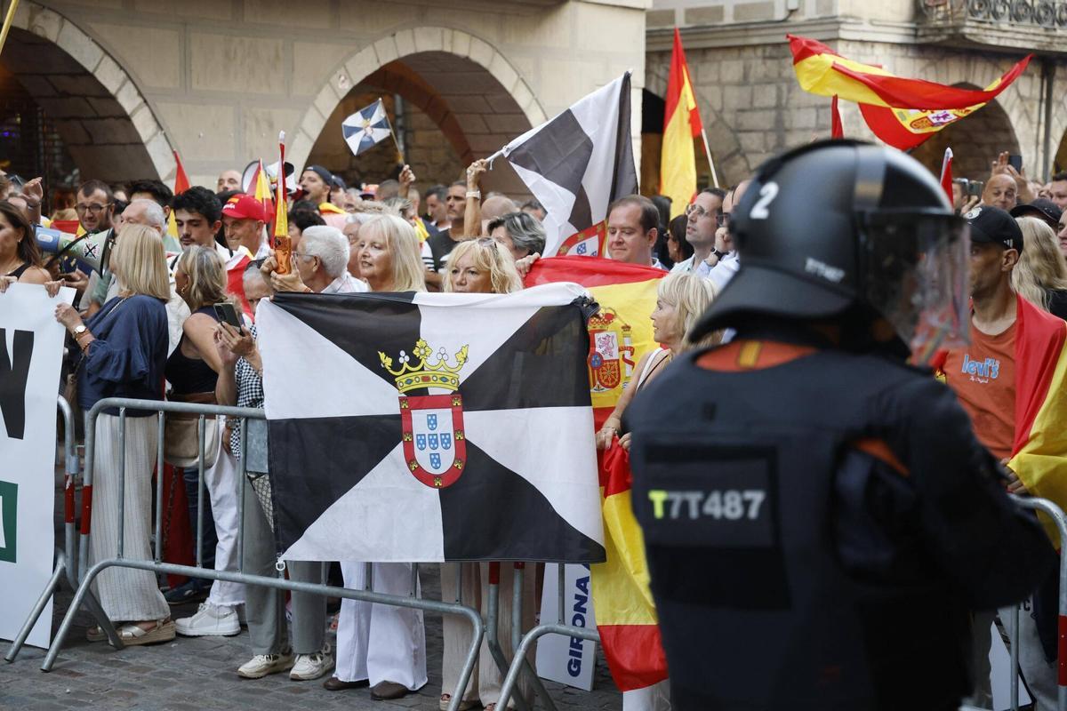 Les imatges de la manifestació i contramanifestació per l'entrada d'immigrants a Ceuta Les imatges de la manifestació i contramanifestació per l'entrada d'immigrants a Ceuta