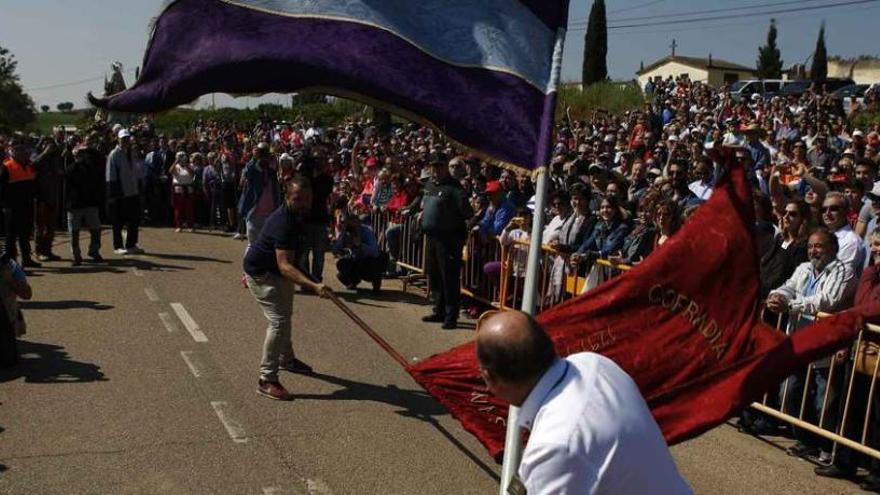 José Luis Gutiérrez &quot;Guti&quot; y José Carlos Herrero manejan con habilidad los pendones en el saludo de las comitivas de Zamora y La Hiniesta.