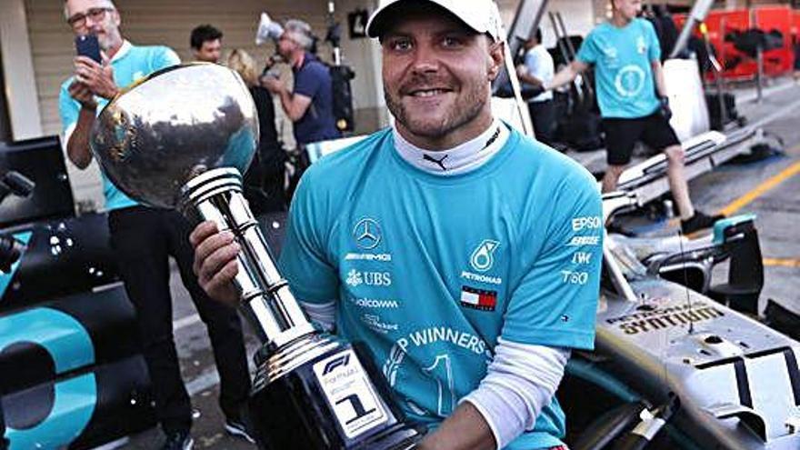 Bottas, amb el trofeu que el corona com a guanyador de la cursa.