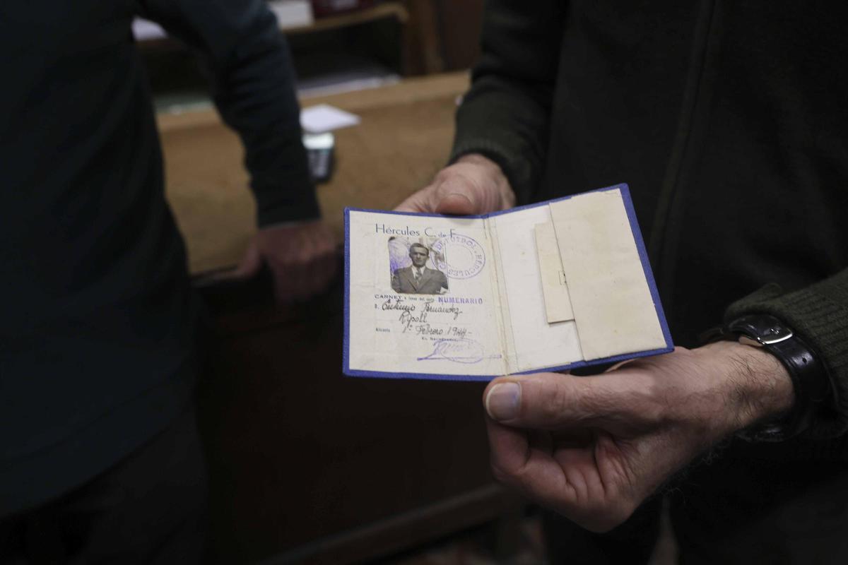 La despedida de Eutimio, una papelería con casi un siglo de vida en Alicante La despedida de Eutimio, una papelería con casi un siglo de vida en Alicante
