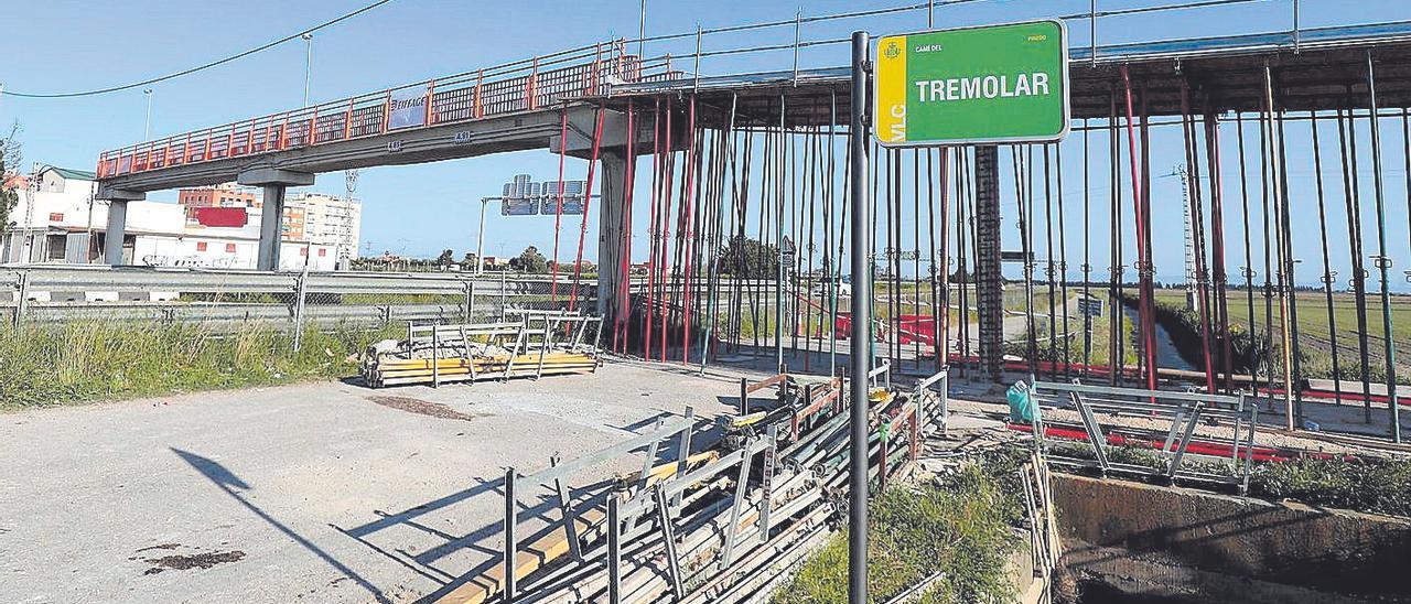 Construyen una pasarela ciclista sobre la carretera de El Saler