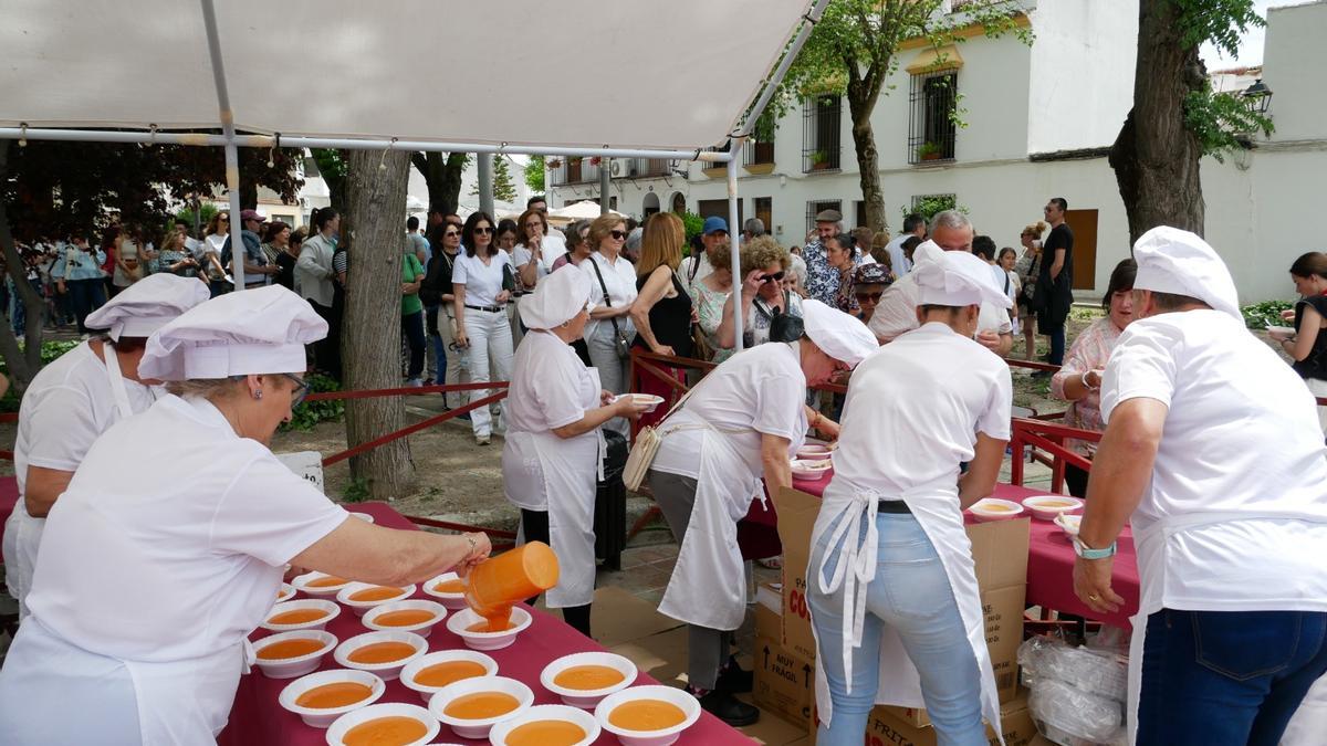 Cañete de las Torres vuelve a superar su récord del salmorejo más grande del mundo.