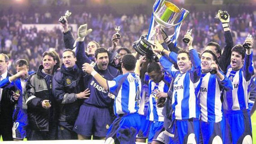 César, a la derecha, celebra la Copa de 2002. A la izquierda, con chubasquero, el otro asturiano, José Manuel.