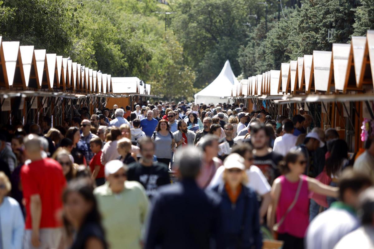 Mucha gente paseando por la Feria del Libro del Parque Grande