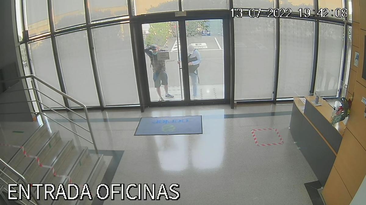 Los dos ladrones en la puerta de una empresa antes de entrar a robar