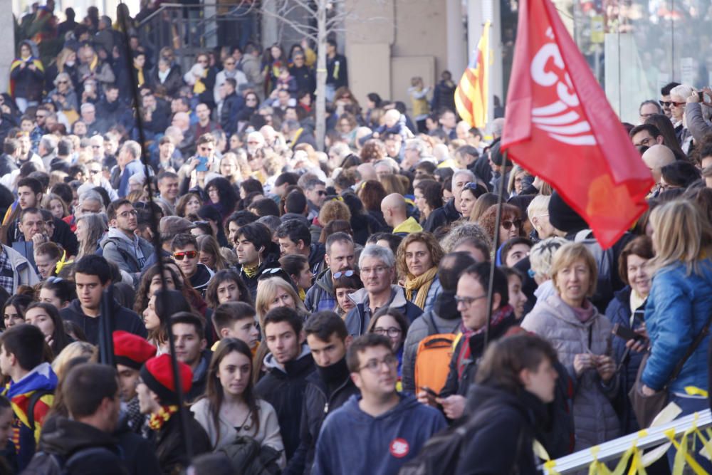 Concentració multitudinària a la seu de la Generalitat de Girona per reclamar la llibertat dels presos