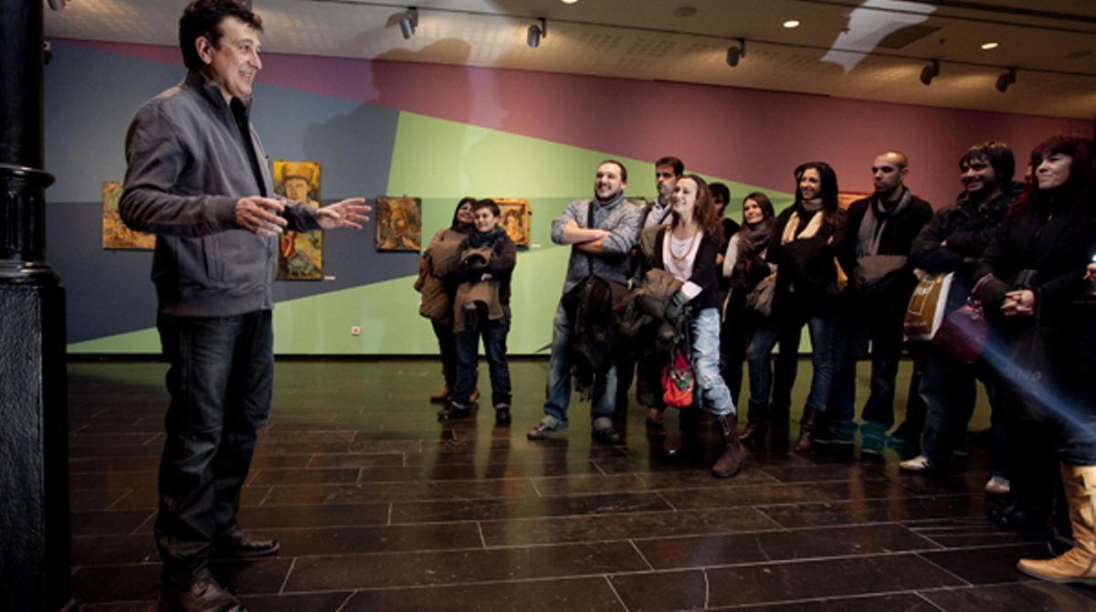 L’artista del Poblenou va comentar les seves pintures amb una vintena de lectors d’EL PERIÓDICO.