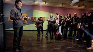 L’artista del Poblenou va comentar les seves pintures amb una vintena de lectors d’EL PERIÓDICO.