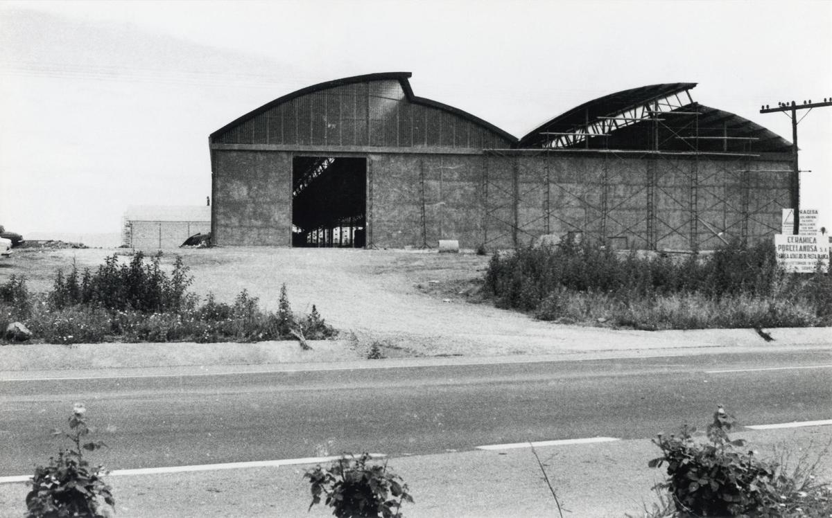 Imagen histórica de las instalaciones de Porcelanosa en Vila-real cuando comenzó su proyecto en el año 1973.