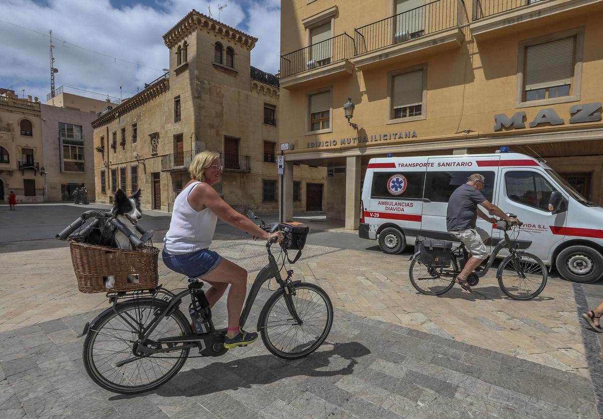 Turistas disfrutando de las buenas temperaturas en Elche