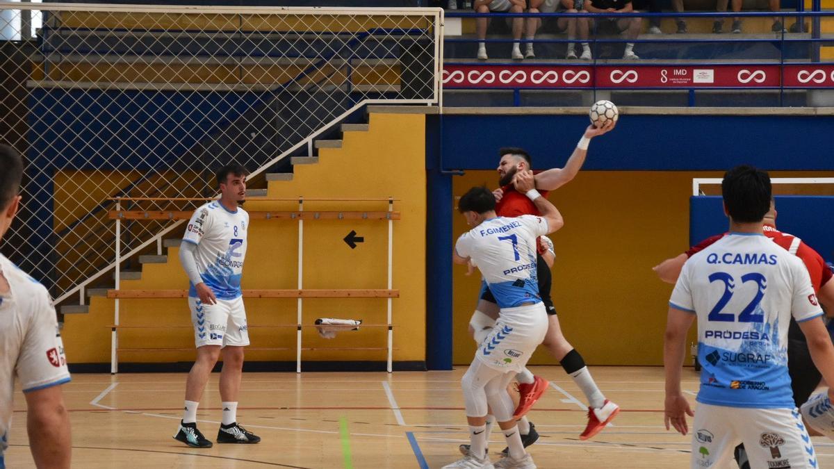 Camas y Federico Giménez defienden a un rival, durante el duelo frente al Proin Sevilla