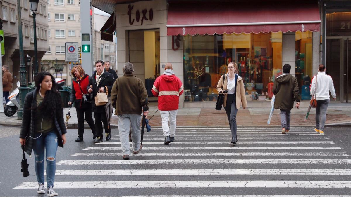 Personas cruzando un paso de cebra en Vigo.