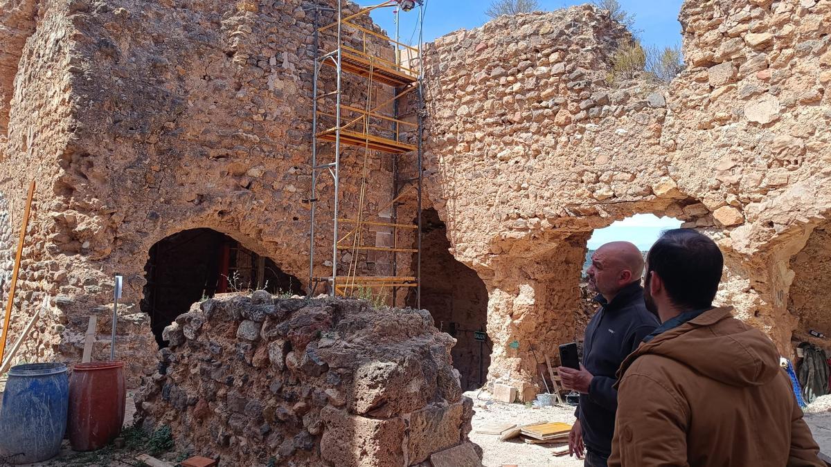 El alcalde visitó las obras de restauración del castillo de Castellnovo.