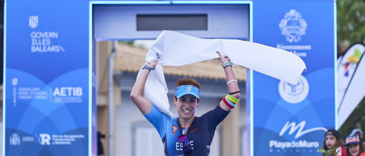 Esmeralda Marí celebra el triunfo en línea de meta. | RAFA BABOT