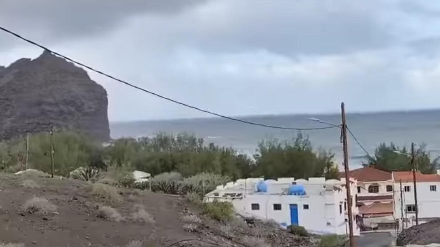 Los desprendimientos de rocas cortan varías carreteras en Canarias