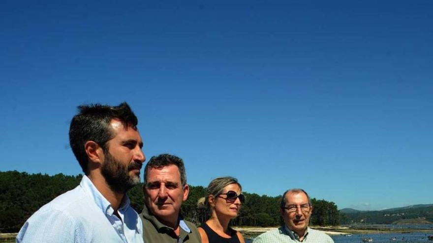 Alberto Varela, José Luis Villanueva, Ana Rivas y Juan Antonio Pérez Callón, ayer, en Carril. // iñaki Abella