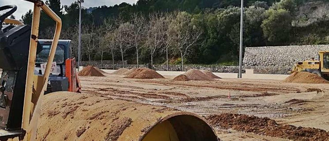 A la izquierda, aspecto actual del campo de fútbol. A la derecha, la pista de pádel.