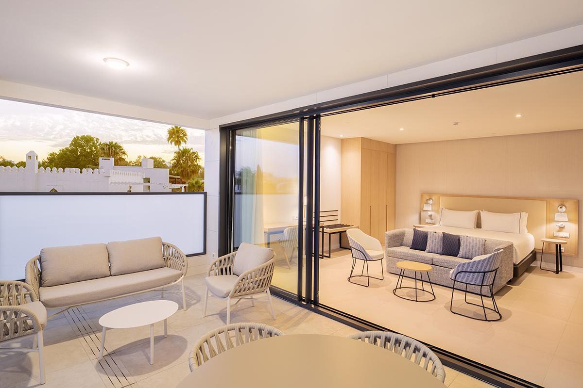 Una de las habitaciones con terraza del Eurostars Ocean Marbella