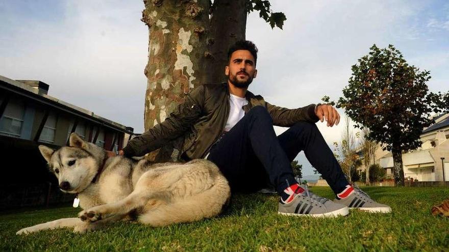 El vigués Hugo Sanmartín, jugador de fútbol y escritor novel, ayer, en Vilagarcía. // Iñaki Abella