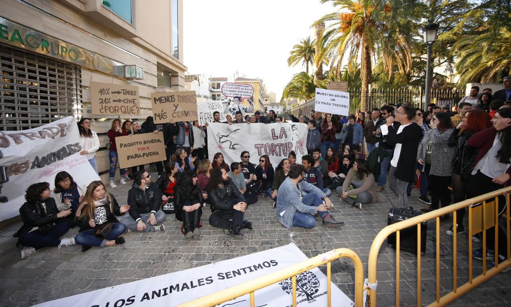 Fran Rivera da inicio a la Semana Santa de Elda entre las protestas de los antitaurinos