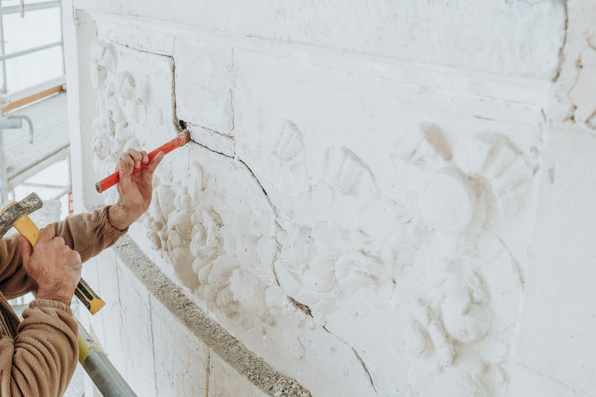 Cincel en mano, se ha quitado capa a capa hasta llegar a la fachada original