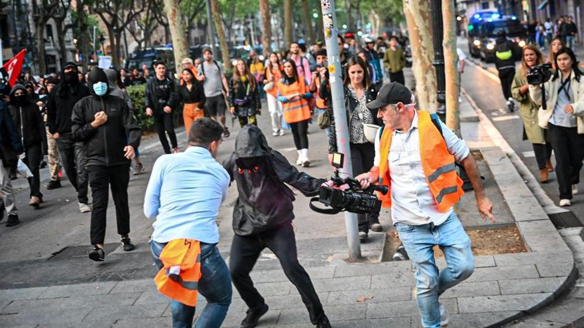 Participantes en la manifestación antifascista y contra el movimiento ’desokupa’ tratan de dificultar el trabajo de los medios de comunicación durante su marcha.