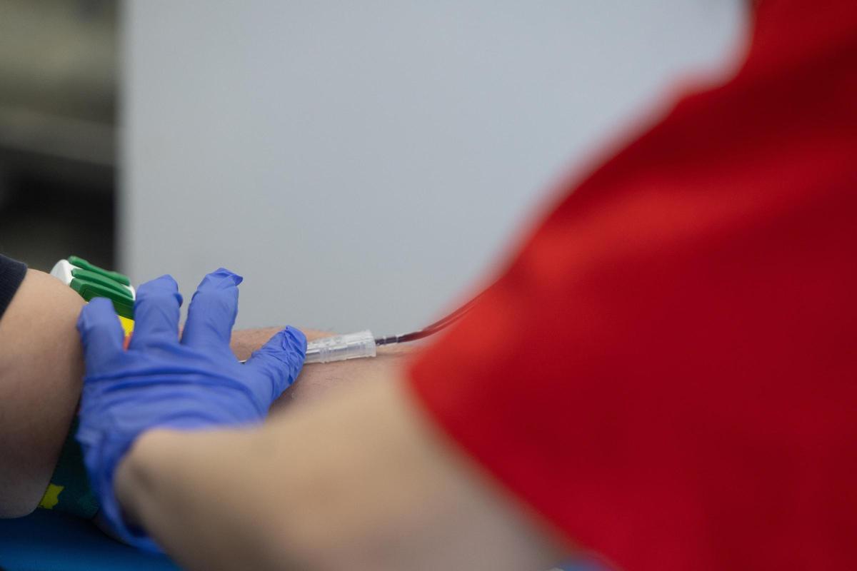 Archivo - Una persona durante el maratón de donación de sangre.
