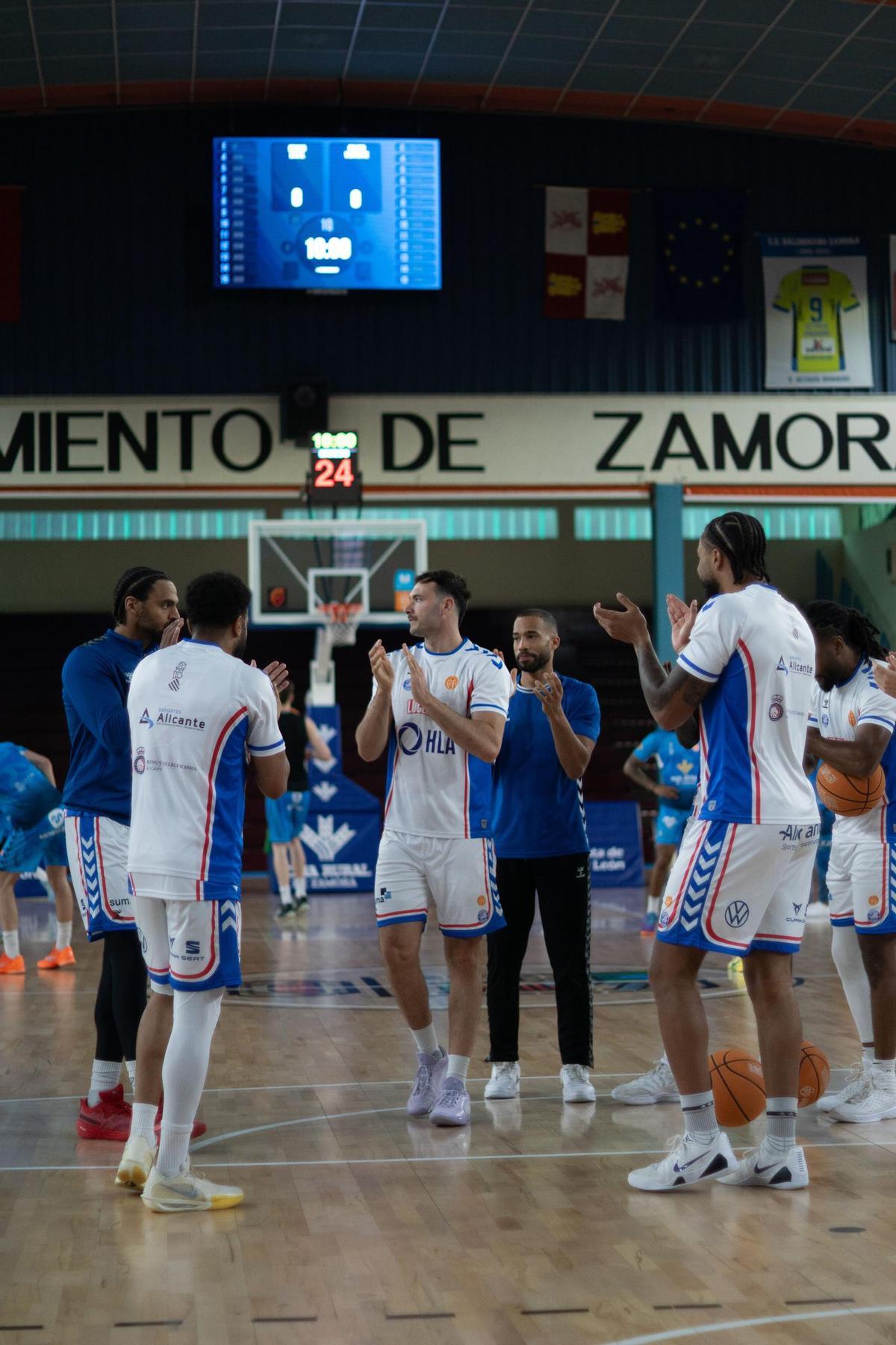Los jugadores del HLA, durante el calentamiento.
