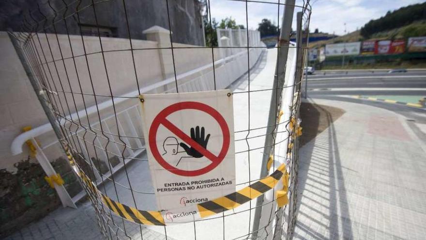 Una de las vallas de obra en la pasarela peatonal de Blanco White.