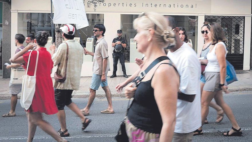 La Policía sin casa custodia las inmobiliarias solo para extranjeros