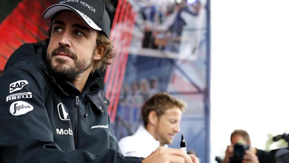 Alonso, junto a Button, este jueves en Austria.