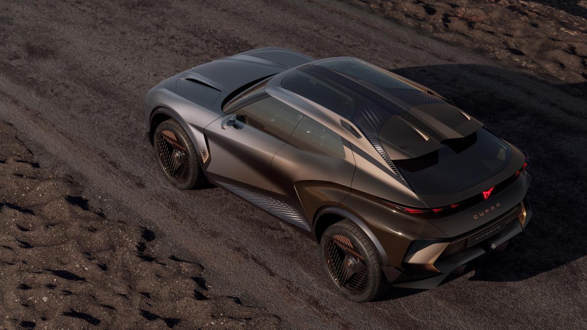 Desde arriba se aprecian los volúmenes marcados de la carrocería y la caída del techo, que fluye hacia una trasera poderosa.