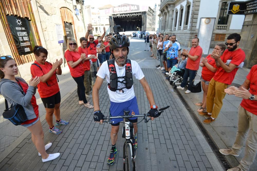 Loira parte de Pontevedra para recorrer Galicia en bici y patinete. // Gustavo Santos