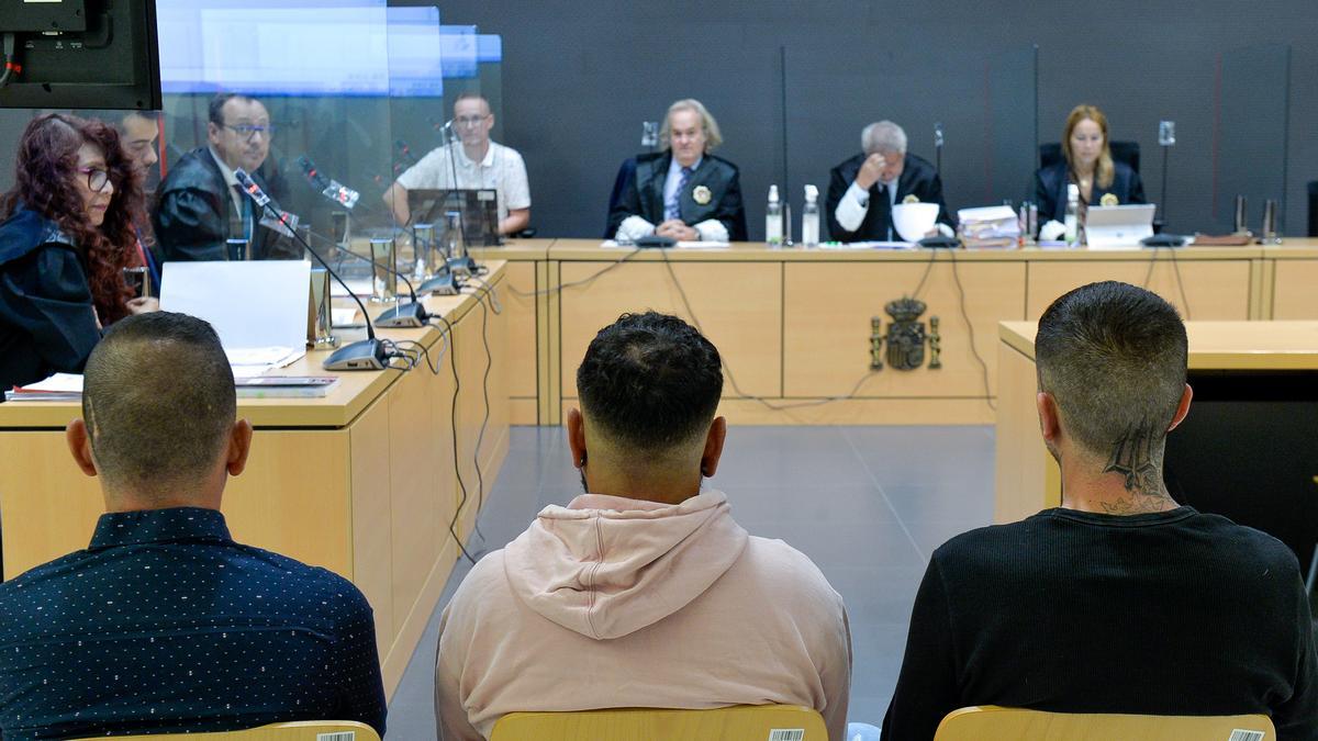 Imagen de archivo de tres hombres condenados por un delito contra la integridad moral.