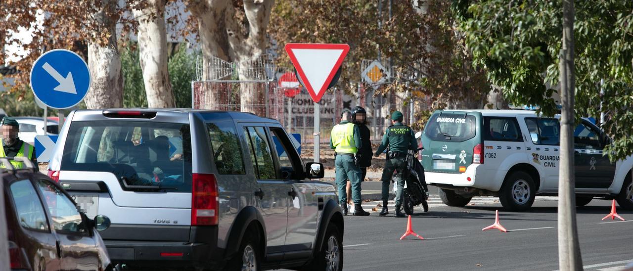 La unidad de Tráfico de la Guardia Civil en un control en la entrada de Sant Antoni