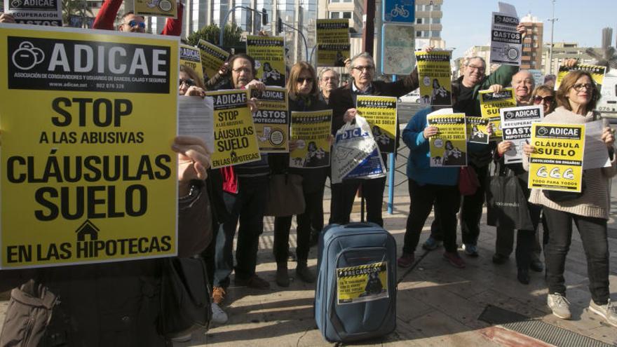 Un momento de la protesta celebrada esta mañana en Alicante.