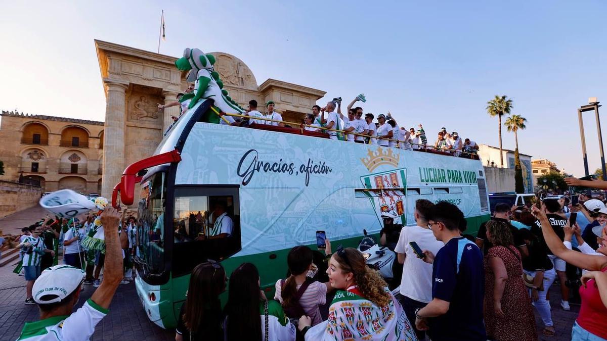 El autobús del Córdoba CF a su paso por la Puerta del Puente.