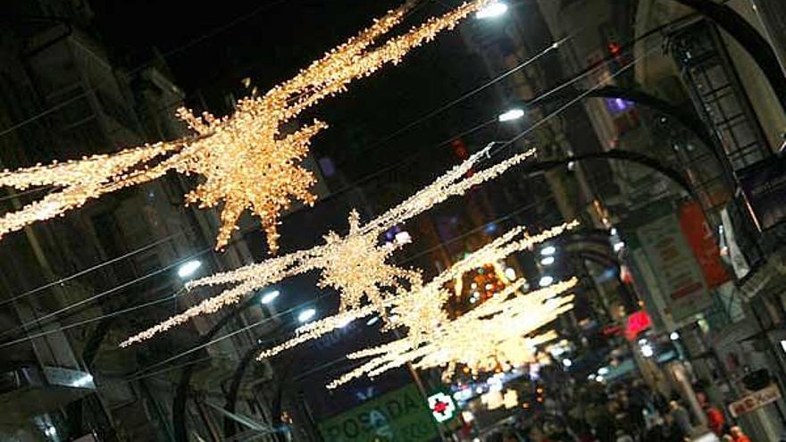 La calle del Príncipe con la iluminación encendida, ayer