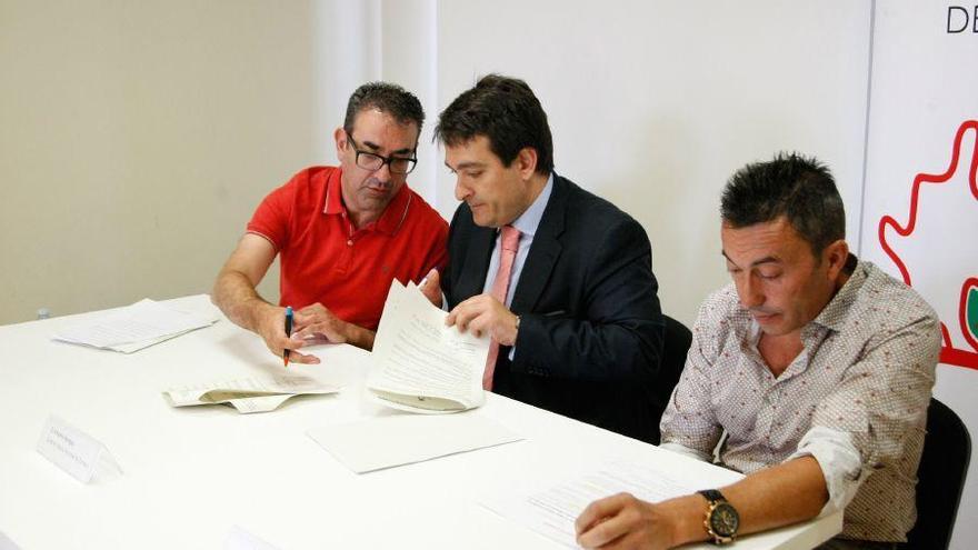 Representantes de La Caixa y AFA Zamora firman el convenio.