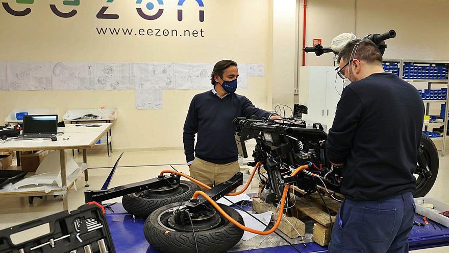 La moto eléctrica de tres ruedas viguesa que utilizará MRW para la última milla - Vimarsana News
