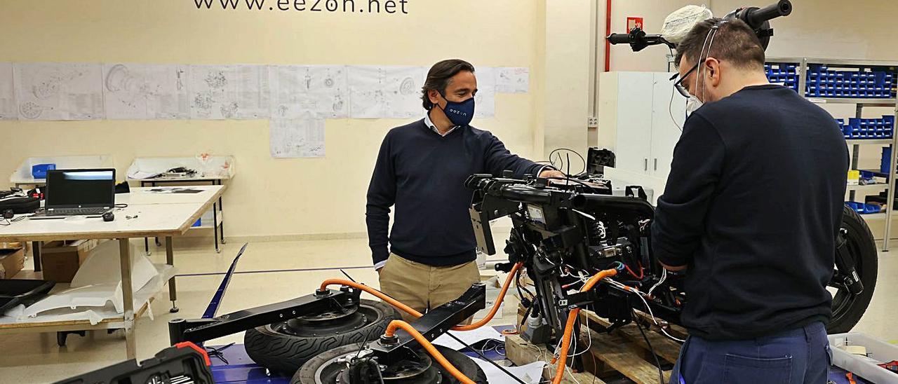 Pedro Martínez, CEO de VMS  Automotive, supervisa el montaje de una moto.