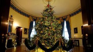 rjulve46042734 the official white house christmas tree is seen in the blue 181221141229