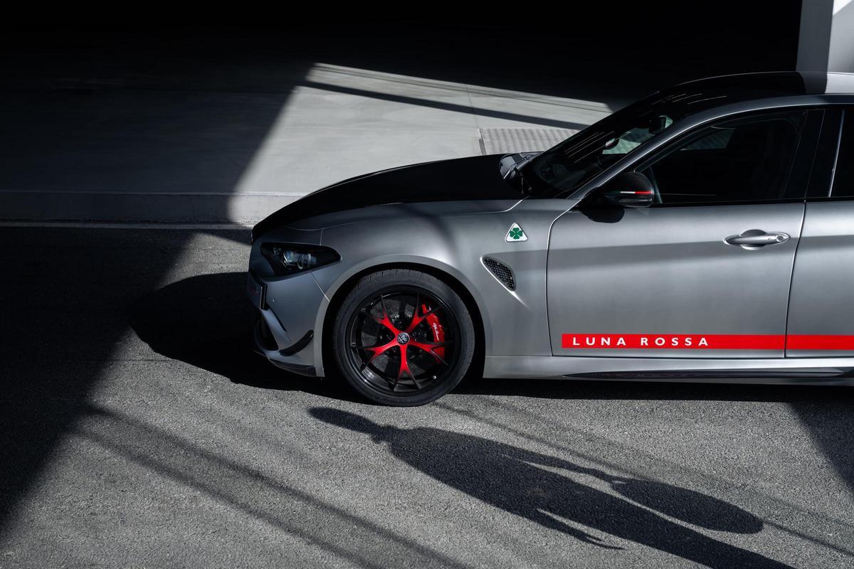 Bajo el capó, este Giulia Quadrifoglio Luna Rossa mantiene el corazón de la bestia: el motor V6 biturbo de 520 CV asociado a un diferencial mecánico autobloqueante