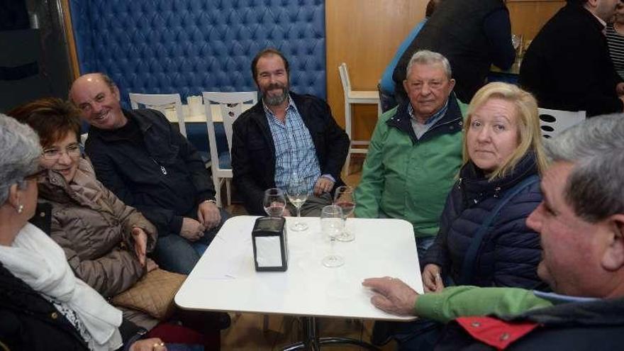 Algunos de los asistentes a la cena del PP de Caldas. // Noé Parga